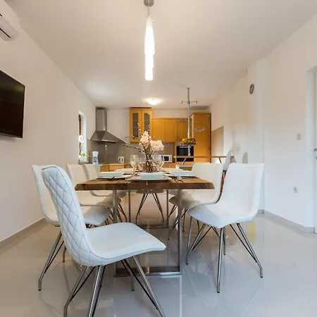 Modern Escape With Private Pool Sauna Game Bbq Near Willa