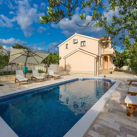 Modern Escape With Private Pool Sauna Game Bbq Near Vila