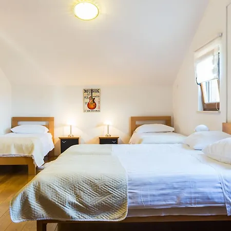 Vila Modern Escape With Private Pool Sauna Game Bbq Near