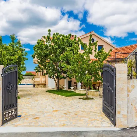 Modern Escape With Private Pool Sauna Game Bbq Near *