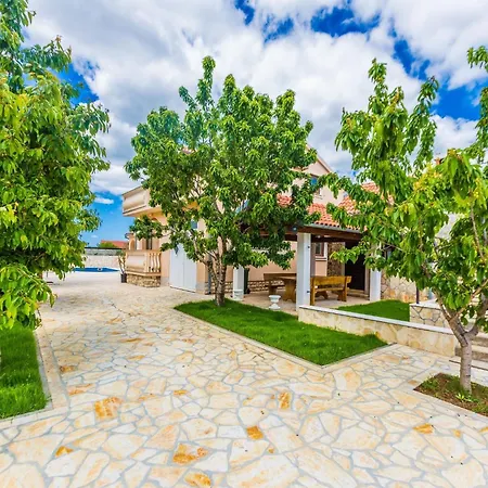 Modern Escape With Private Pool Sauna Game Bbq Near Vila