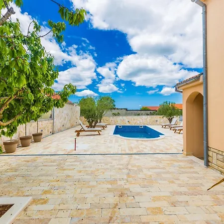 Modern Escape With Private Pool Sauna Game Bbq Near Vila